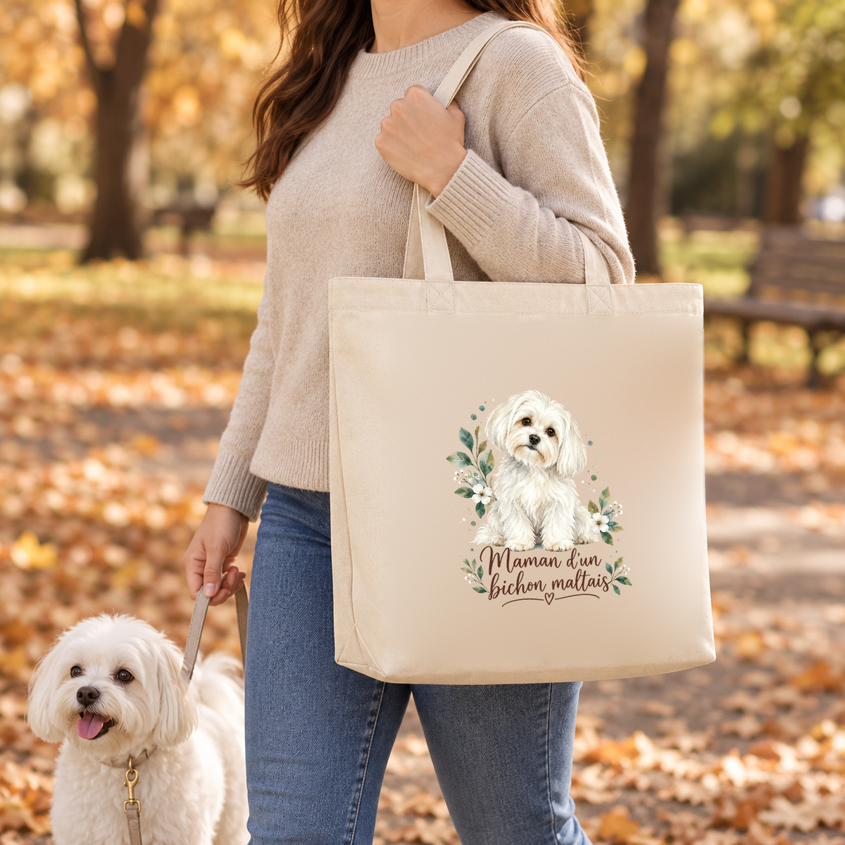 Tote bag bichon maltais « Maman d'un bichon maltais » Premium porté à l'épaule lors d'une balade d'automne, avec son bichon maltais