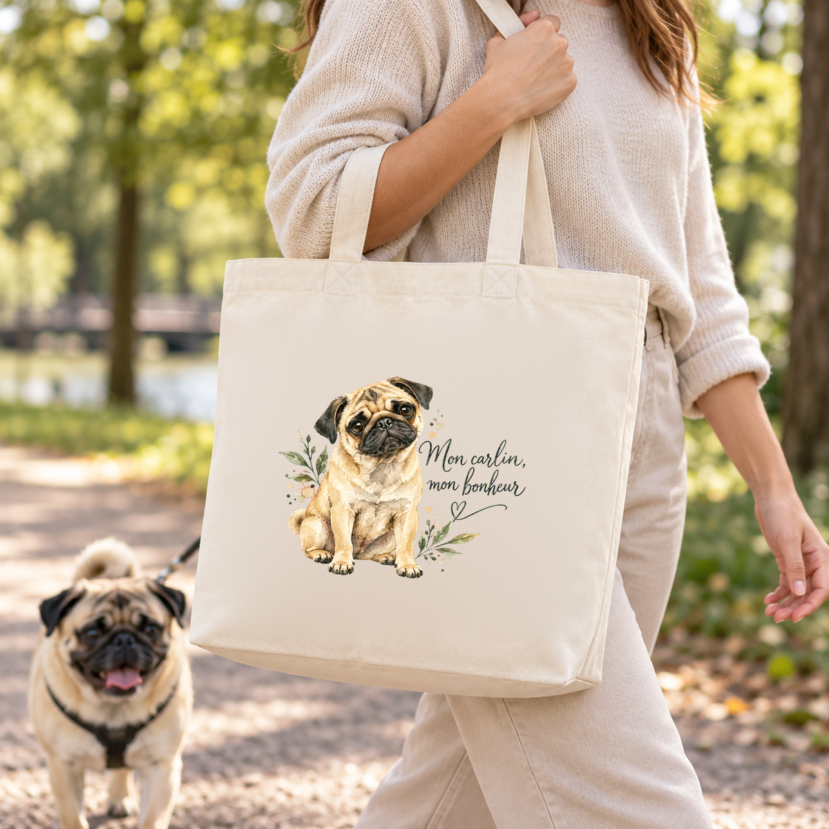 Tote bag carlin « Mon carlin, mon bonheur » Premium porté à l'épaule en balade dans un parc, avec son carlin