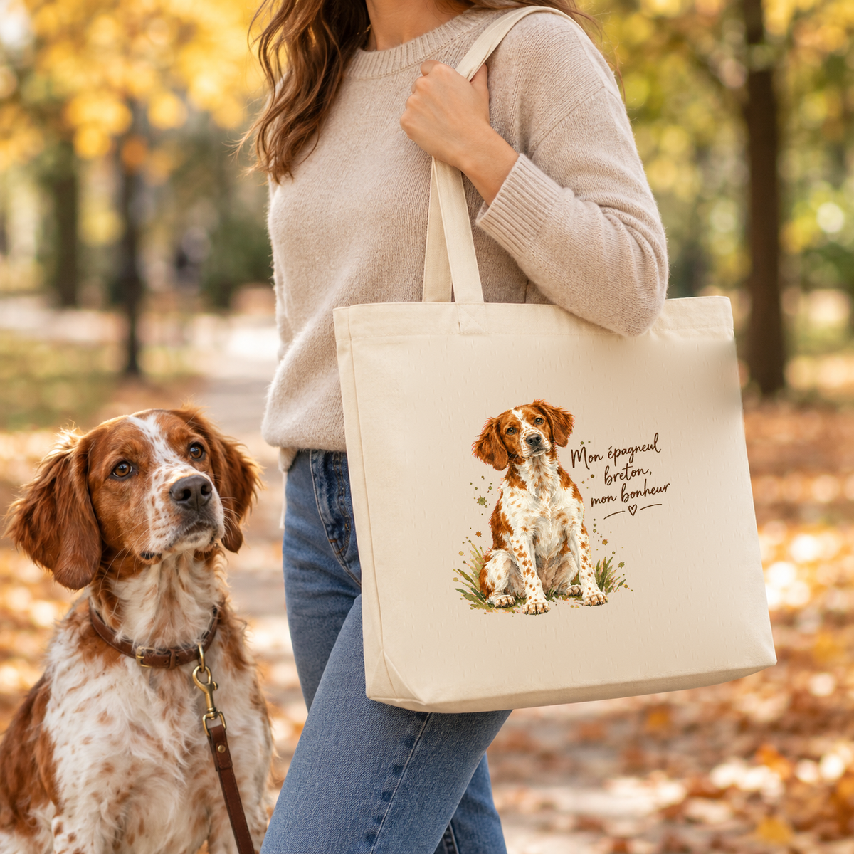 Tote bag épagneul breton « Mon épagneul breton, mon bonheur » Premium porté à l'épaule lors d'une balade d'automne, avec son épagneul breton