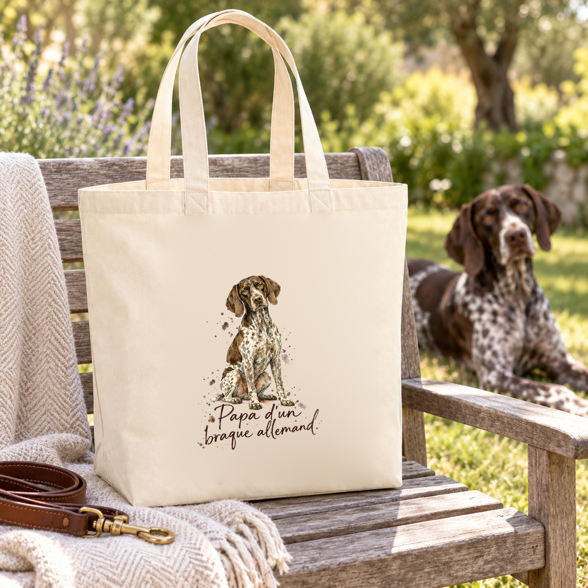 Tote bag braque allemand « Papa d'un braque allemand » Premium posé sur un banc de jardin à côté d'un braque allemand, sur un plaid
