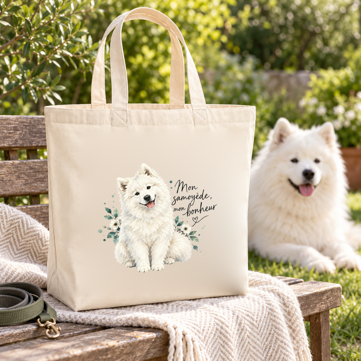 Tote bag samoyède « Mon samoyède, mon bonheur » Premium posé sur un banc de jardin à côté d'un samoyède, sur un plaid