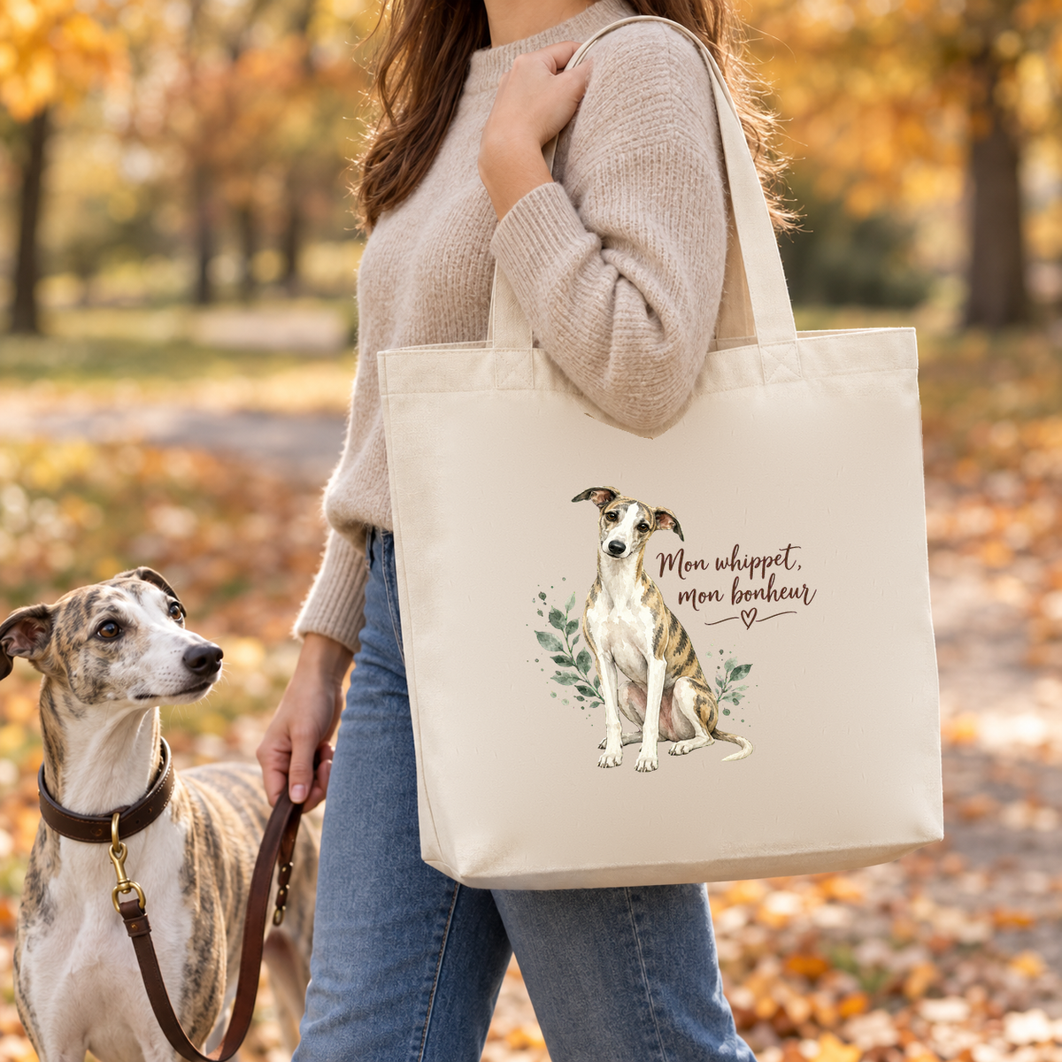 Tote bag whippet « Mon whippet, mon bonheur » Premium porté à l'épaule lors d'une balade d'automne, avec son whippet