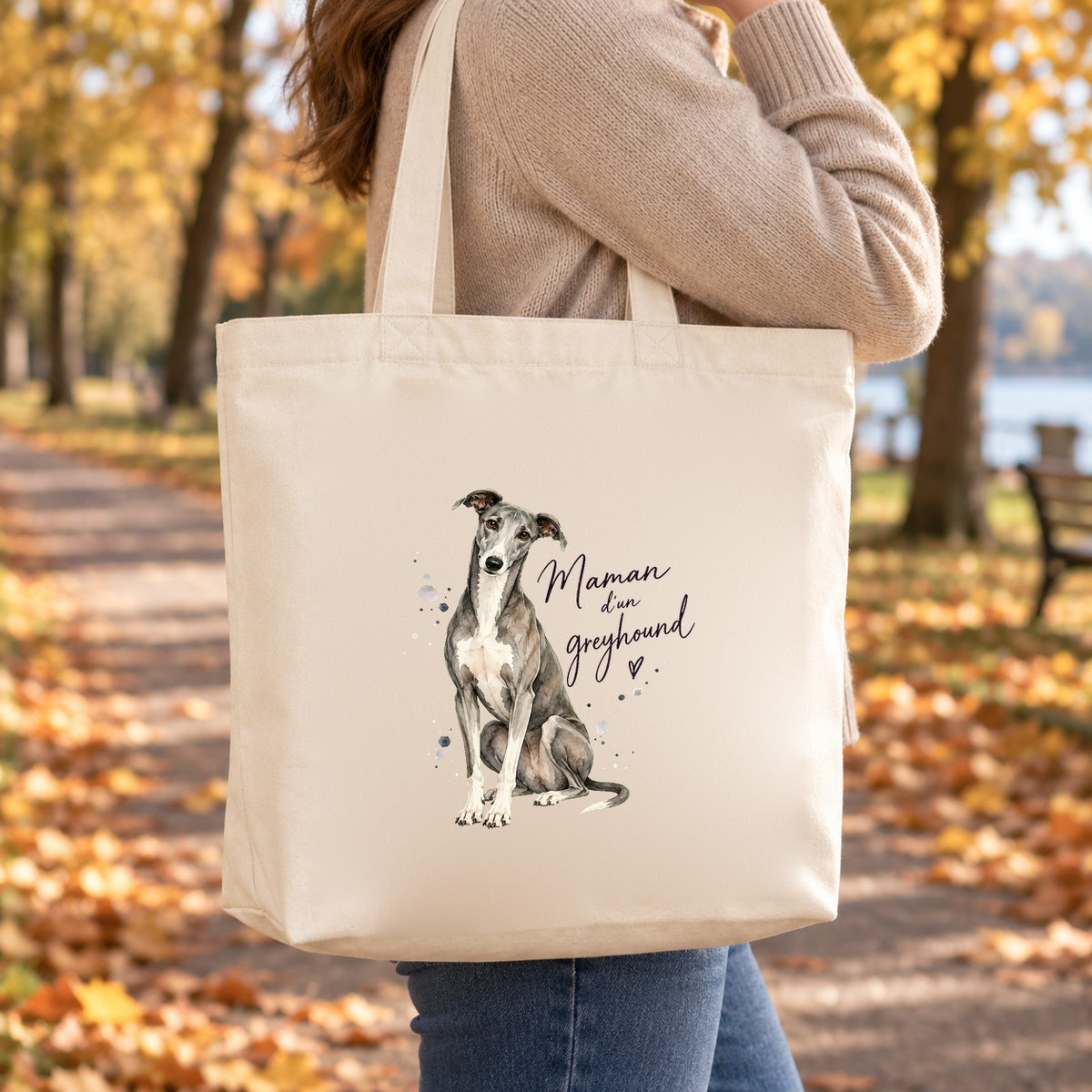 Tote bag greyhound « Maman d'un greyhound » Premium porté à l'épaule lors d'une balade d'automne dans un parc
