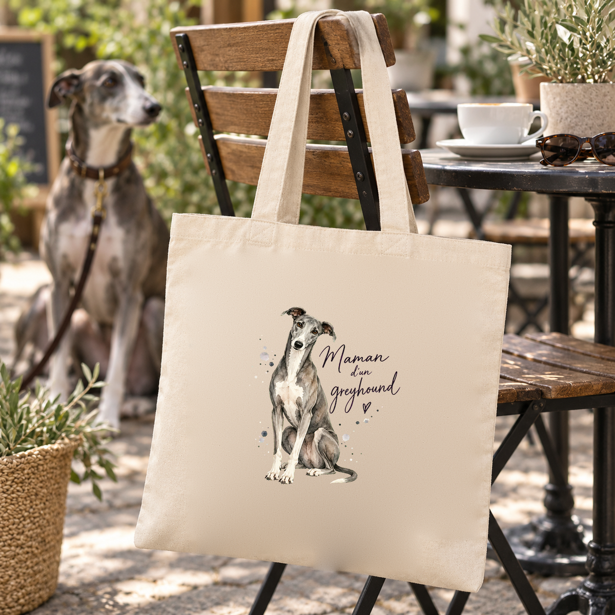 Tote bag greyhound « Maman d'un greyhound » Essentiel suspendu à une chaise de terrasse, un greyhound juste à côté
