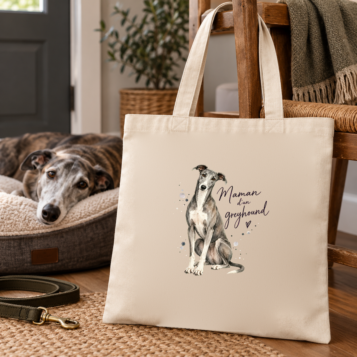 Tote bag greyhound « Maman d'un greyhound » Essentiel posé sur un tapis d'entrée, un greyhound couché dans son panier