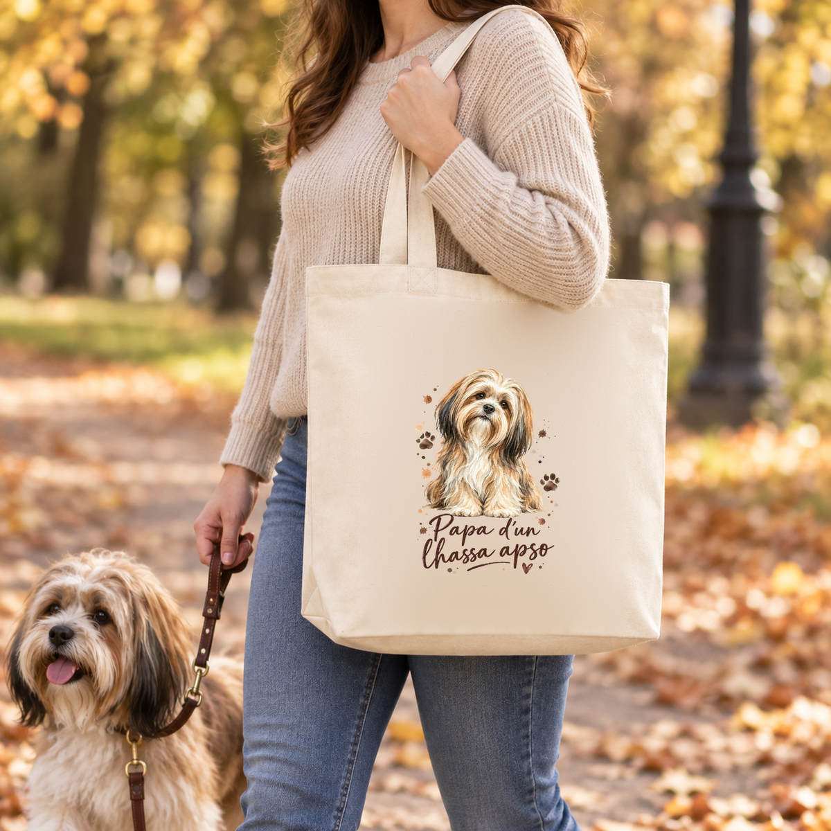 Tote bag lhassa apso « Papa d'un lhassa apso » Premium porté à l'épaule lors d'une balade d'automne, avec son lhassa apso