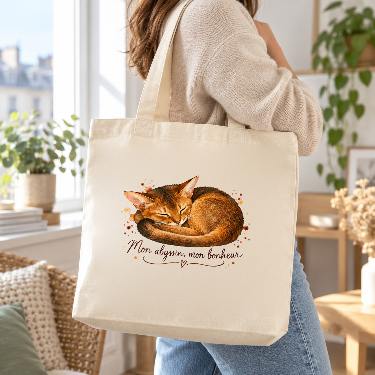 Tote bag abyssin « Mon abyssin, mon bonheur » Premium porté à l'épaule dans un salon lumineux