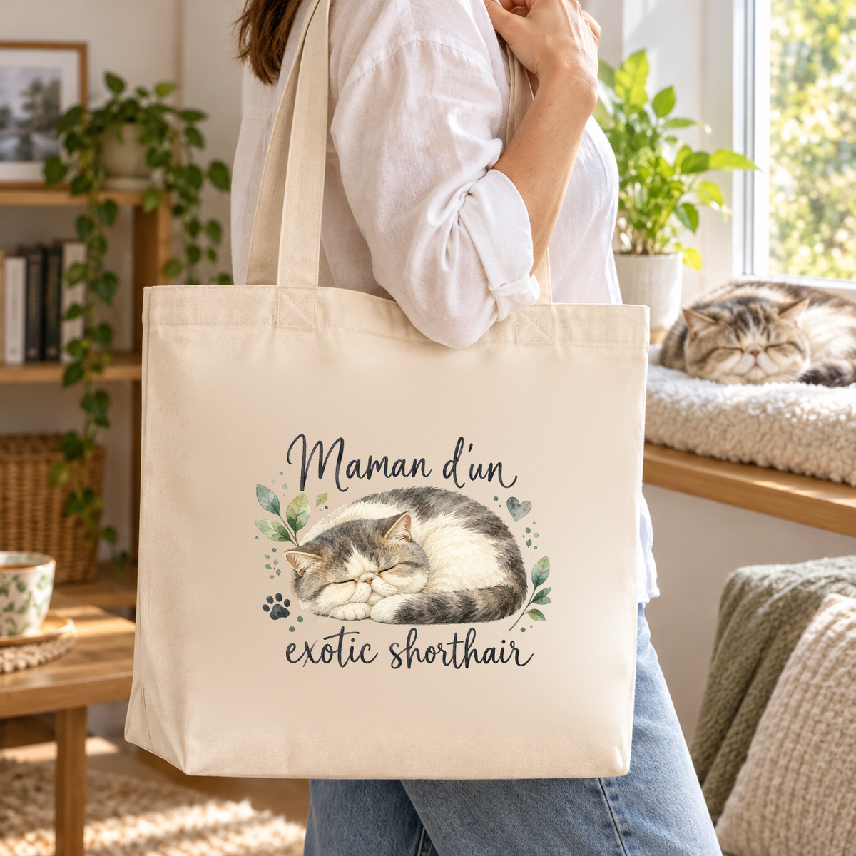 Tote bag exotic shorthair « Maman d'un exotic shorthair » Premium porté à l'épaule dans un salon lumineux, un exotic shorthair sur le rebord de la fenêtre