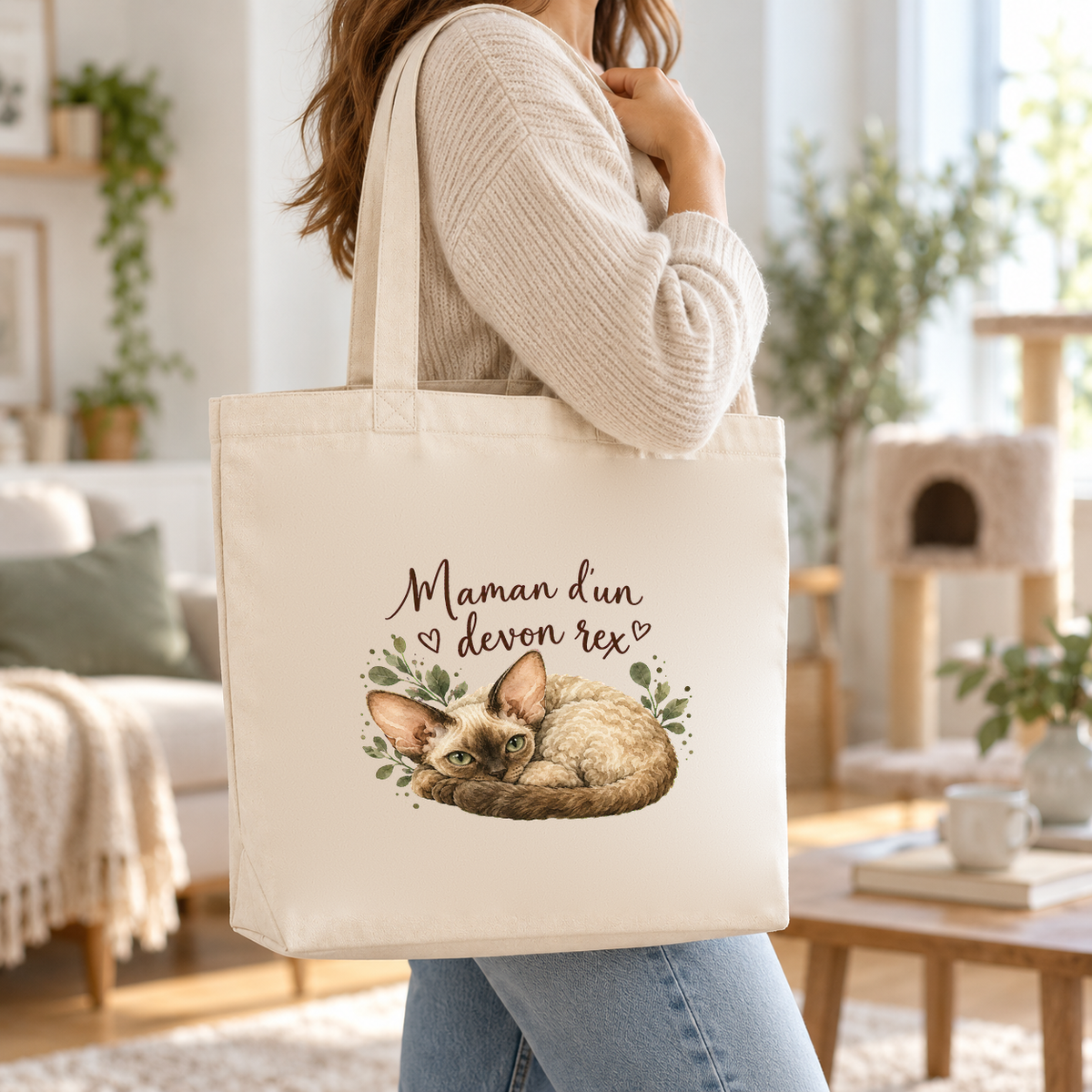 Tote bag devon rex « Maman d'un devon rex » Premium porté à l'épaule dans un salon lumineux