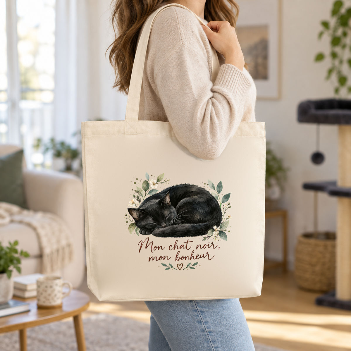 Tote bag chat noir « Mon chat noir, mon bonheur » Premium porté à l'épaule dans un salon lumineux