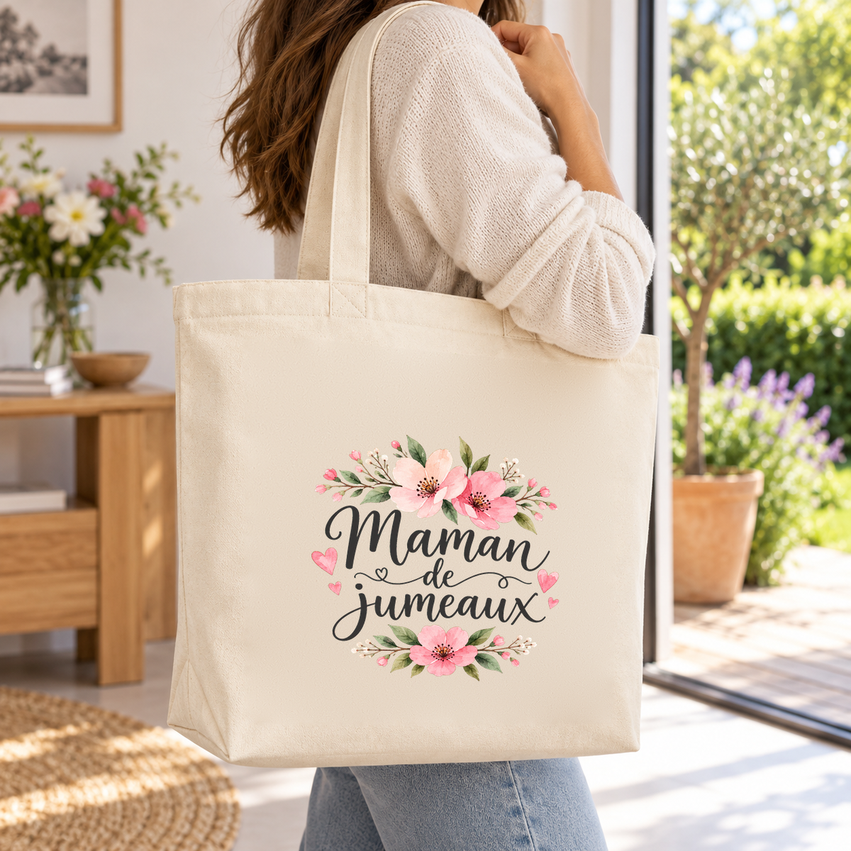 Tote bag maman de jumeaux « Maman de jumeaux » Premium porté à l'épaule sur une terrasse fleurie, lors d'une promenade au jardin