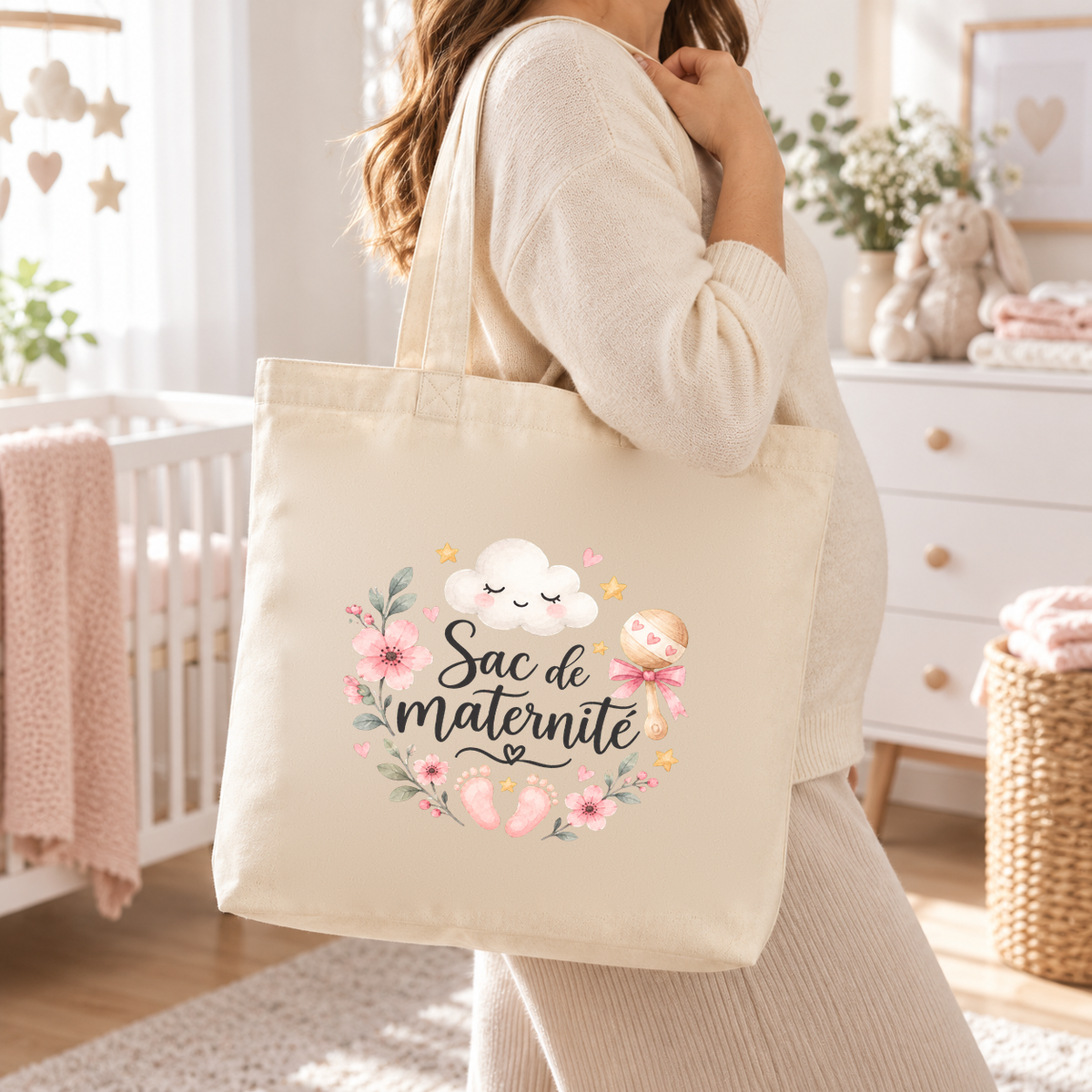 Tote bag maternité « Sac de maternité » Premium porté à l'épaule dans une chambre de bébé lumineuse