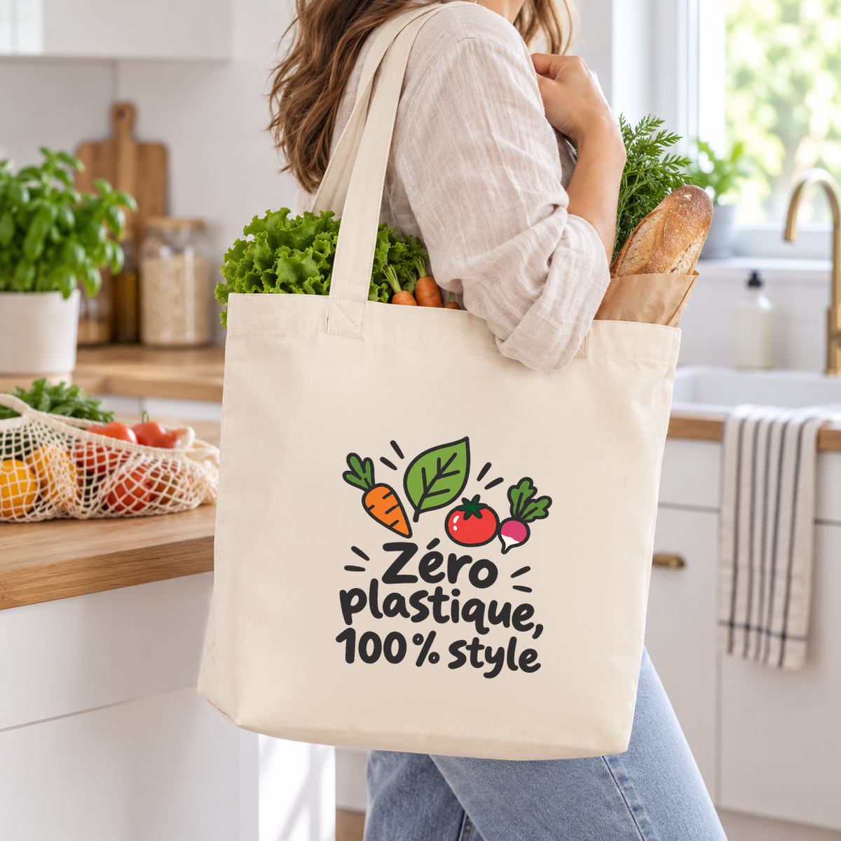 Tote bag « Zéro plastique, 100 % style » Premium porté à l'épaule dans une cuisine lumineuse, rempli de légumes et de pain