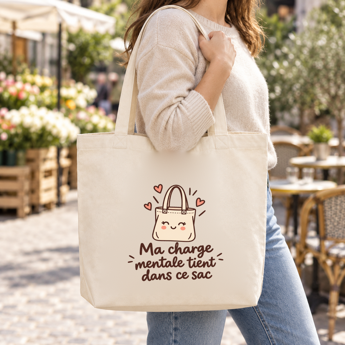 Tote bag « Ma charge mentale tient dans ce sac » Premium porté à l'épaule dans une rue fleurie