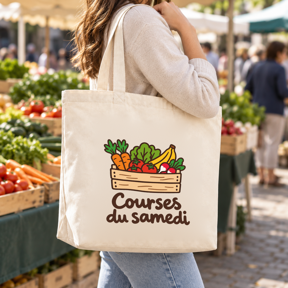 Tote bag « Courses du samedi » Premium porté à l'épaule dans un marché en plein air