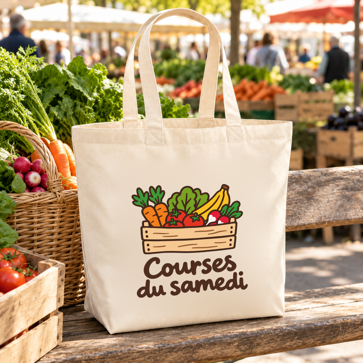 Tote bag « Courses du samedi » Premium posé sur un étal de marché, entre cagettes et paniers de légumes