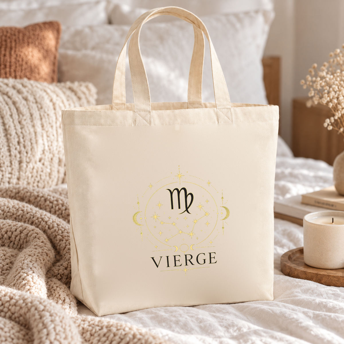 Tote bag signe astrologique « VIERGE » Premium posé sur un lit, à côté d'un plaid et d'une bougie