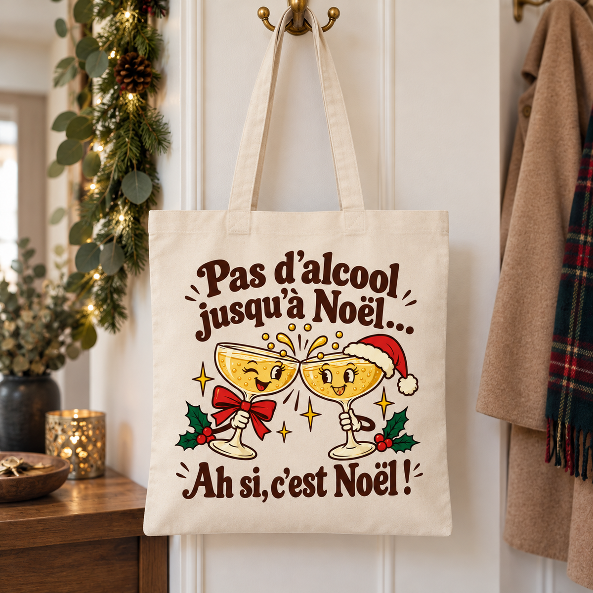 Tote bag Noël « Pas d’alcool jusqu’à Noël… Ah si, c’est Noël ! » Essentiel suspendu par ses anses dans un intérieur décoré pour les fêtes