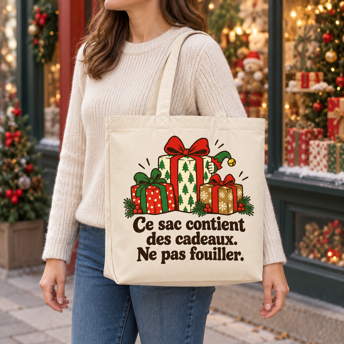 Tote bag Noël « Ce sac contient des cadeaux. Ne pas fouiller. » Premium porté à l'épaule dans une ambiance de Noël