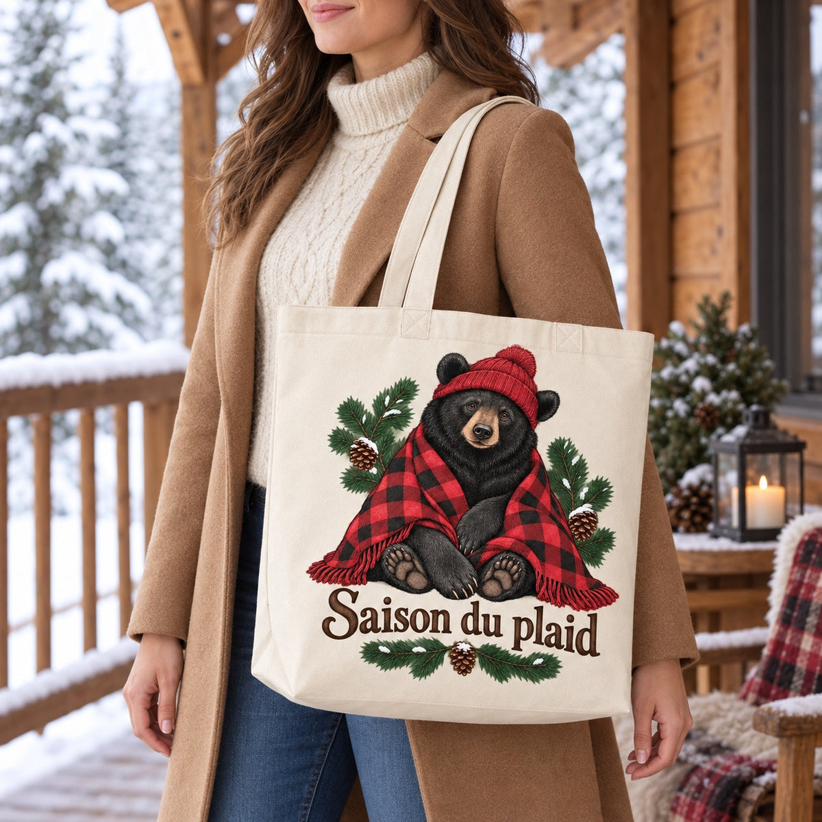 Tote bag « Saison du plaid » Premium porté devant un chalet enneigé