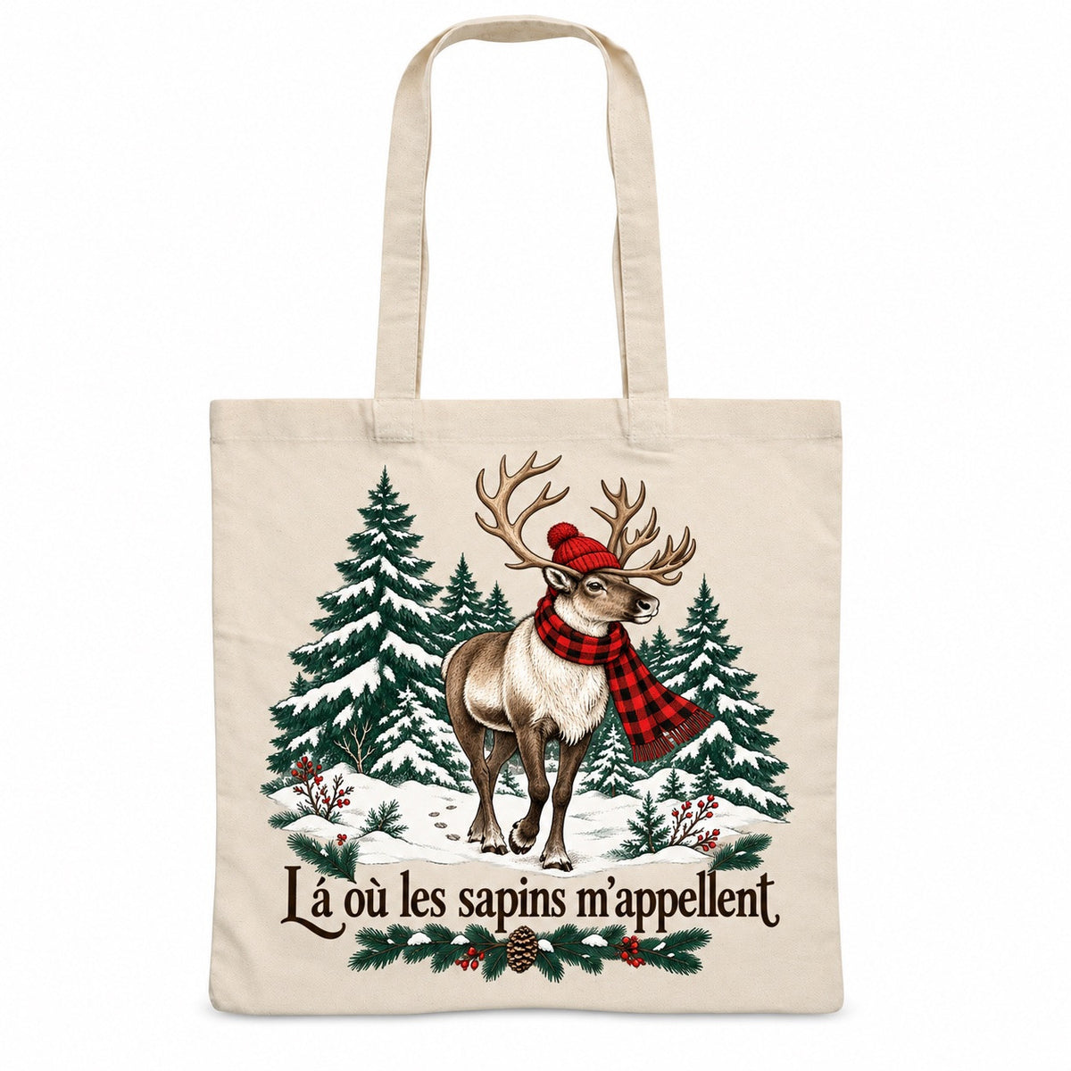 Tote bag « Là où les sapins m'appellent » Essentiel, sac plat en coton naturel 140 g/m² de 38 × 42 cm, illustration à l'encre : un caribou gracieux aux fins bois ramifiés, tuque rouge et écharpe à carreaux rouge et noir, devant une forêt de sapins enneigés
