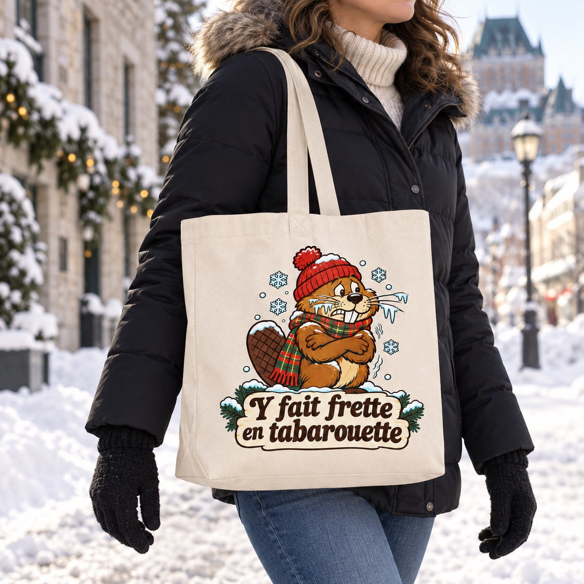 Tote bag « Y fait frette en tabarouette » Premium porté à l'épaule dans une rue québécoise en hiver