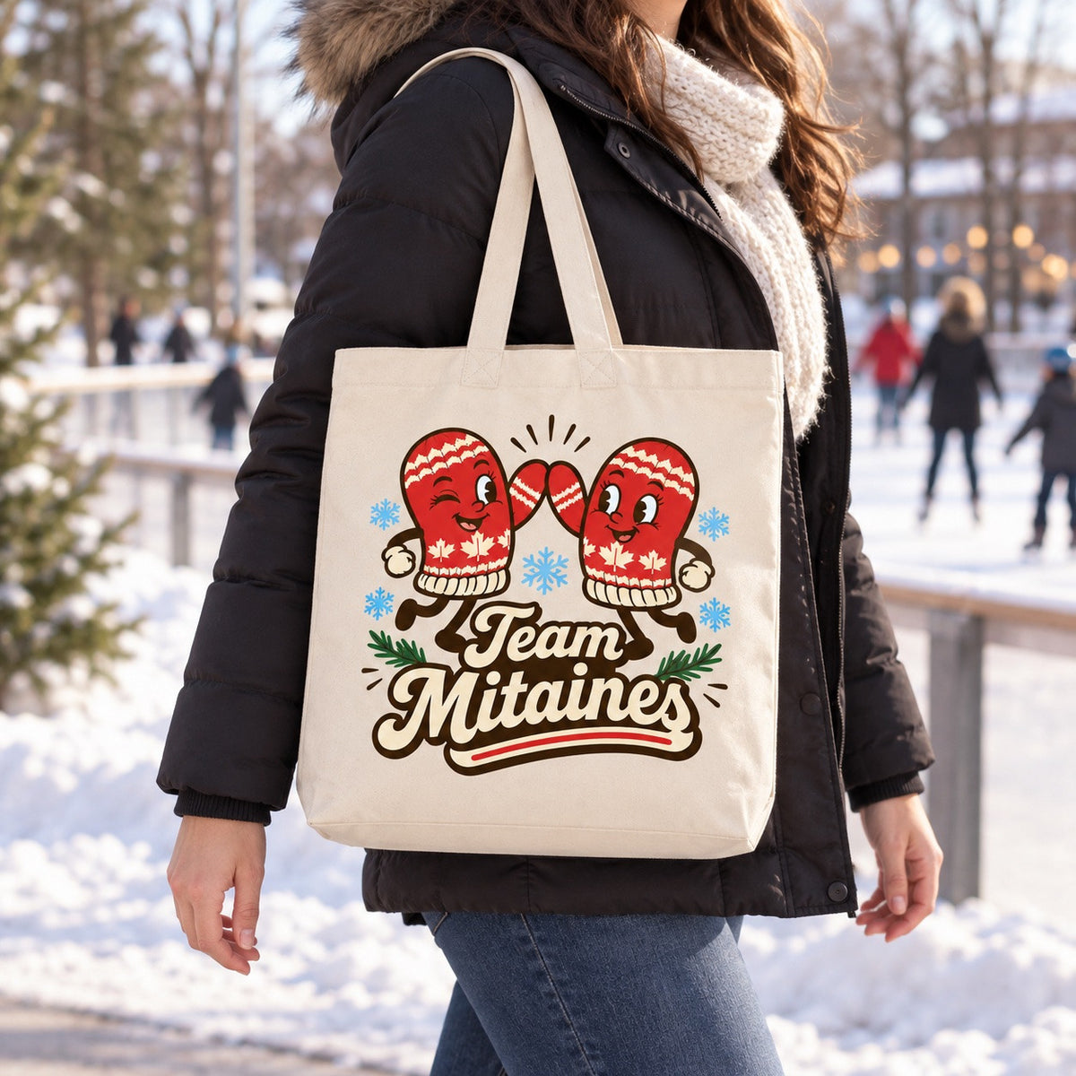 Tote bag « Team Mitaines » Premium porté à l'épaule dans une rue québécoise en hiver