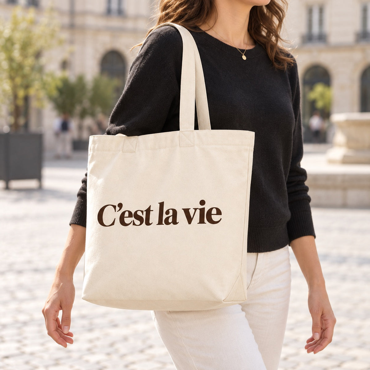 Tote bag « C'est la vie » Premium porté à l'épaule en ville
