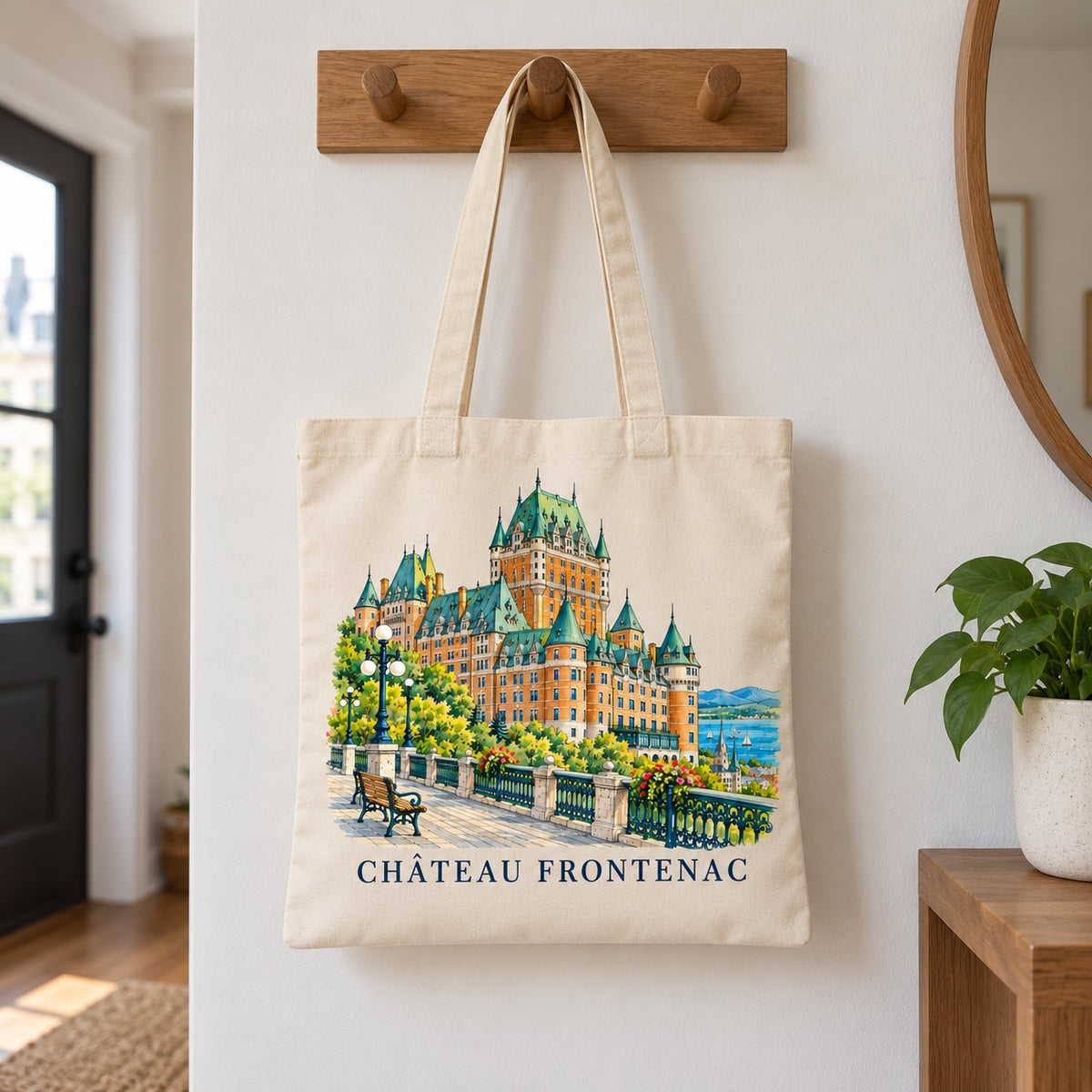Tote bag Château Frontenac Essentiel suspendu à une patère