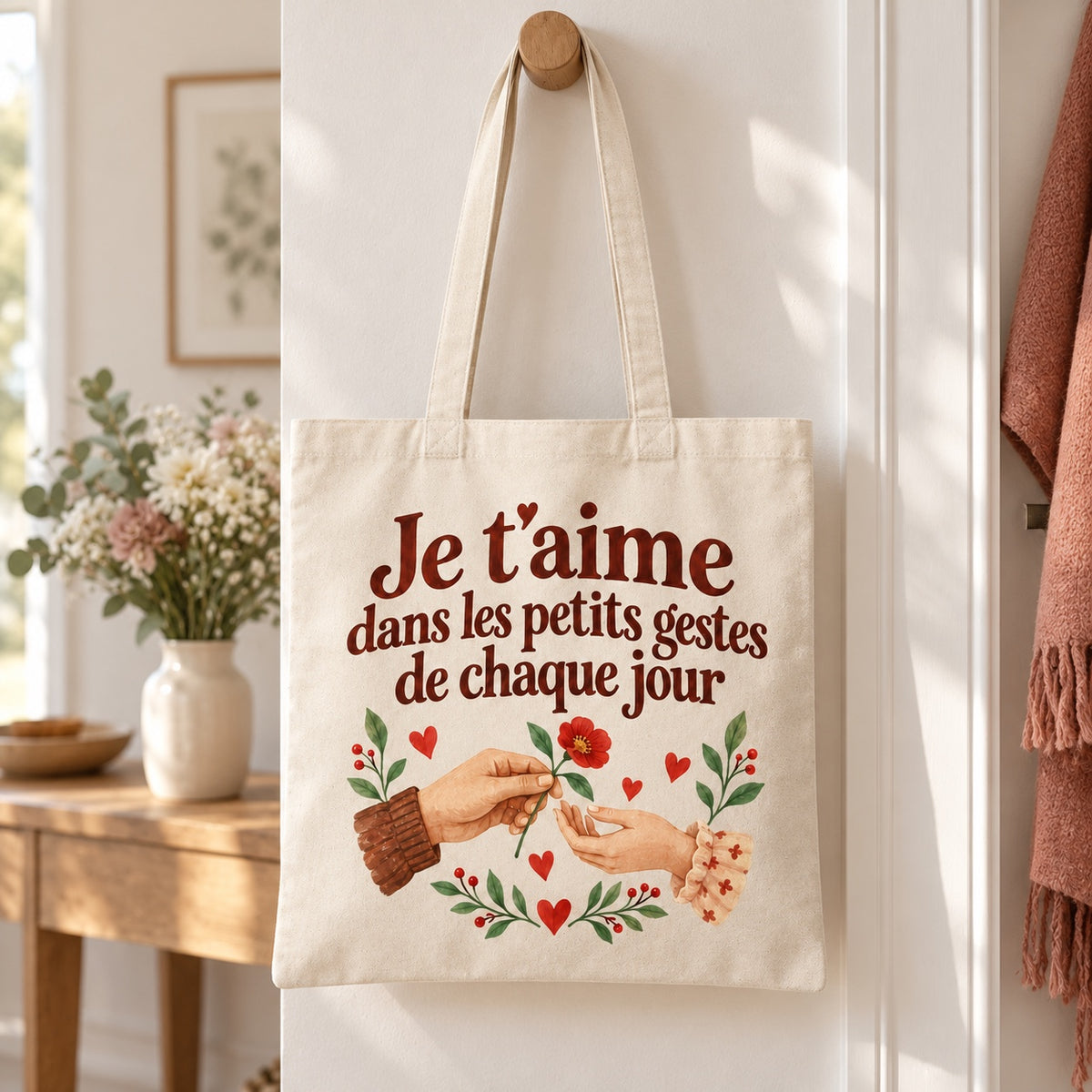 Tote bag « Je t’aime dans les petits gestes de chaque jour » Essentiel suspendu à une patère dans une entrée lumineuse