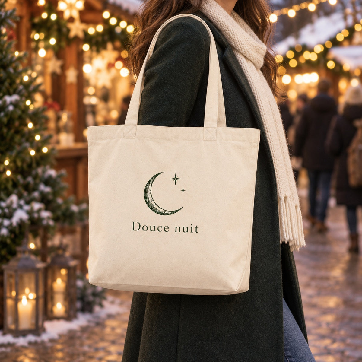 Tote bag de Noël « Douce nuit » Premium porté à l'épaule dans un marché de Noël