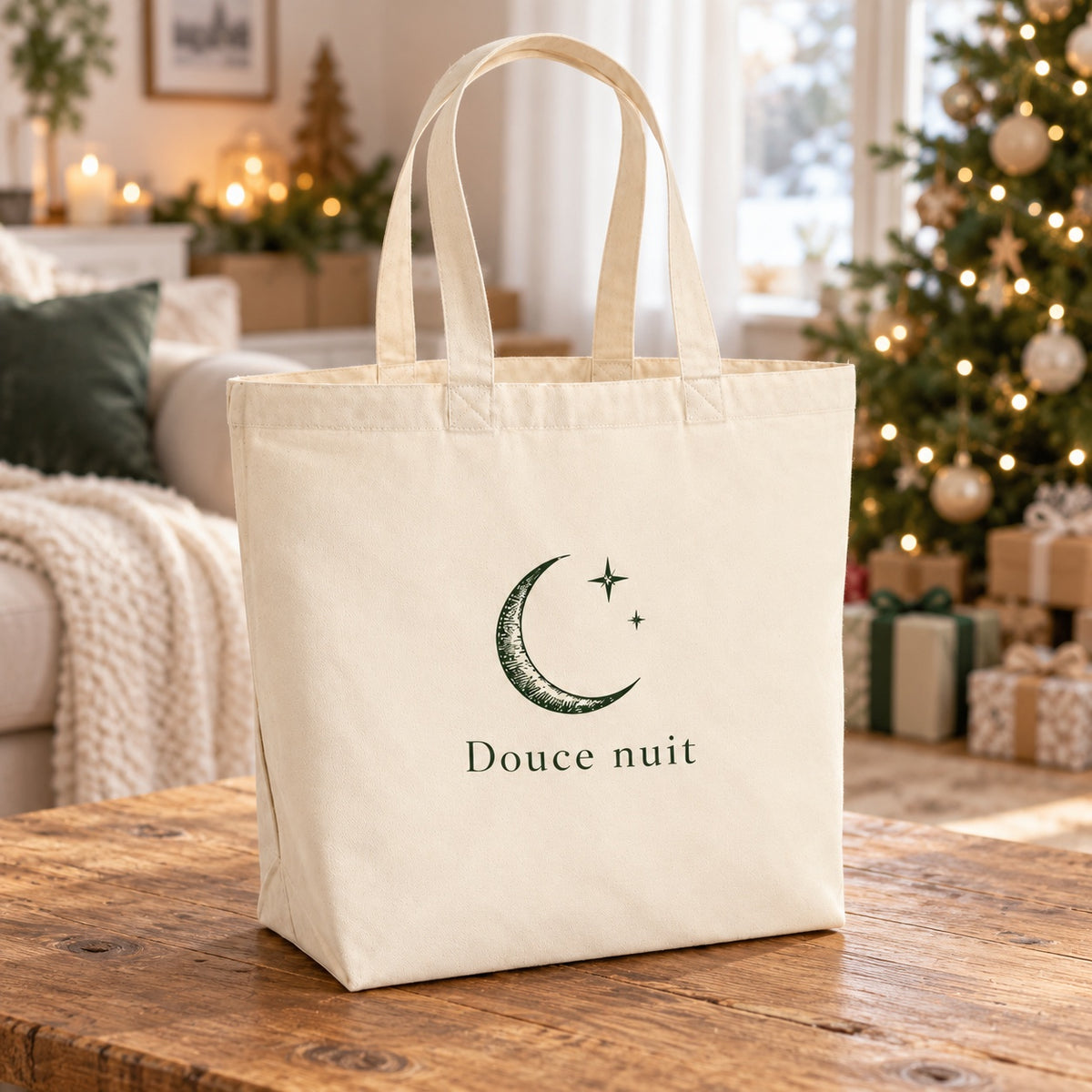 Tote bag de Noël « Douce nuit » Premium posé sur une table de salon devant le sapin