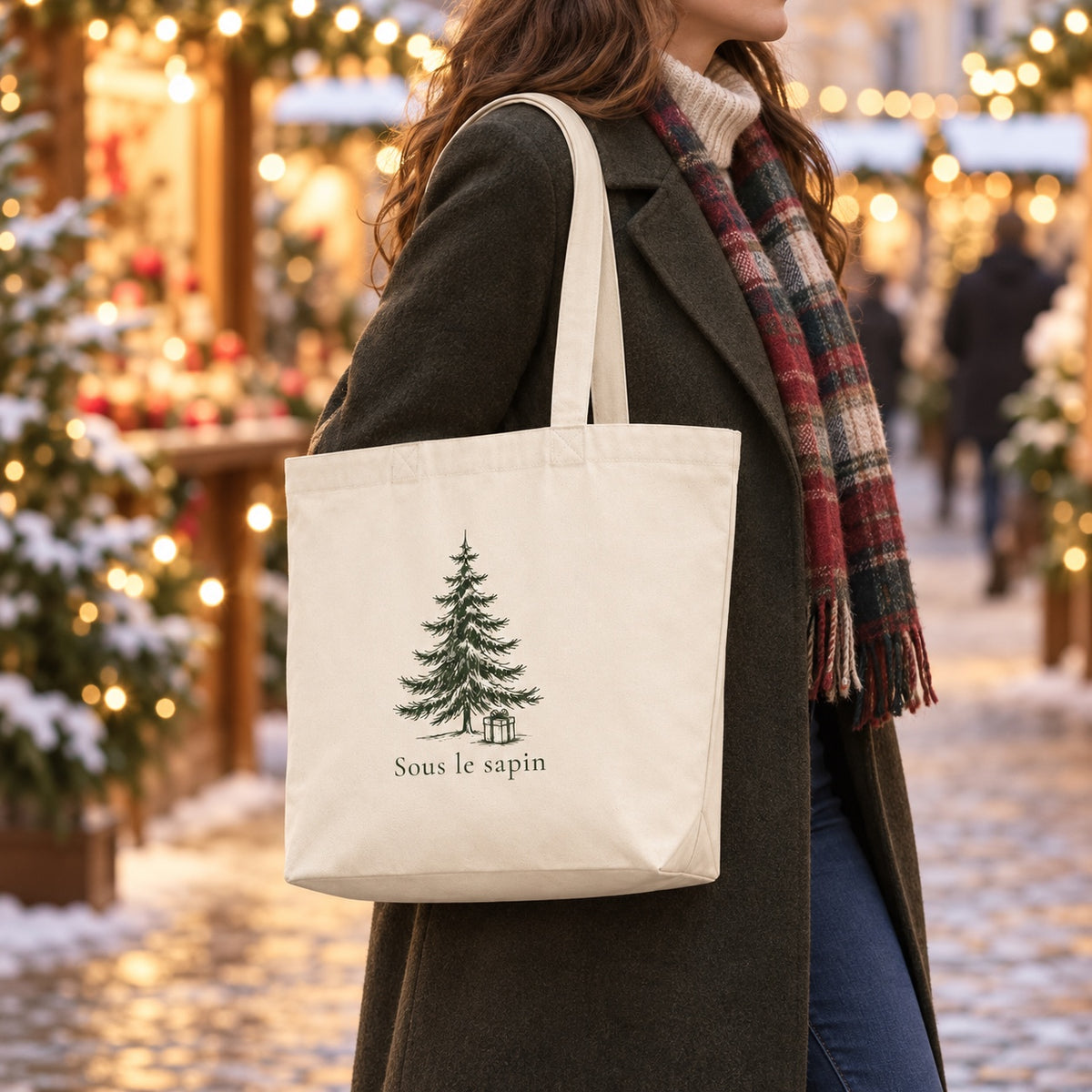 Tote bag de Noël « Sous le sapin » Premium porté à l'épaule dans un marché de Noël