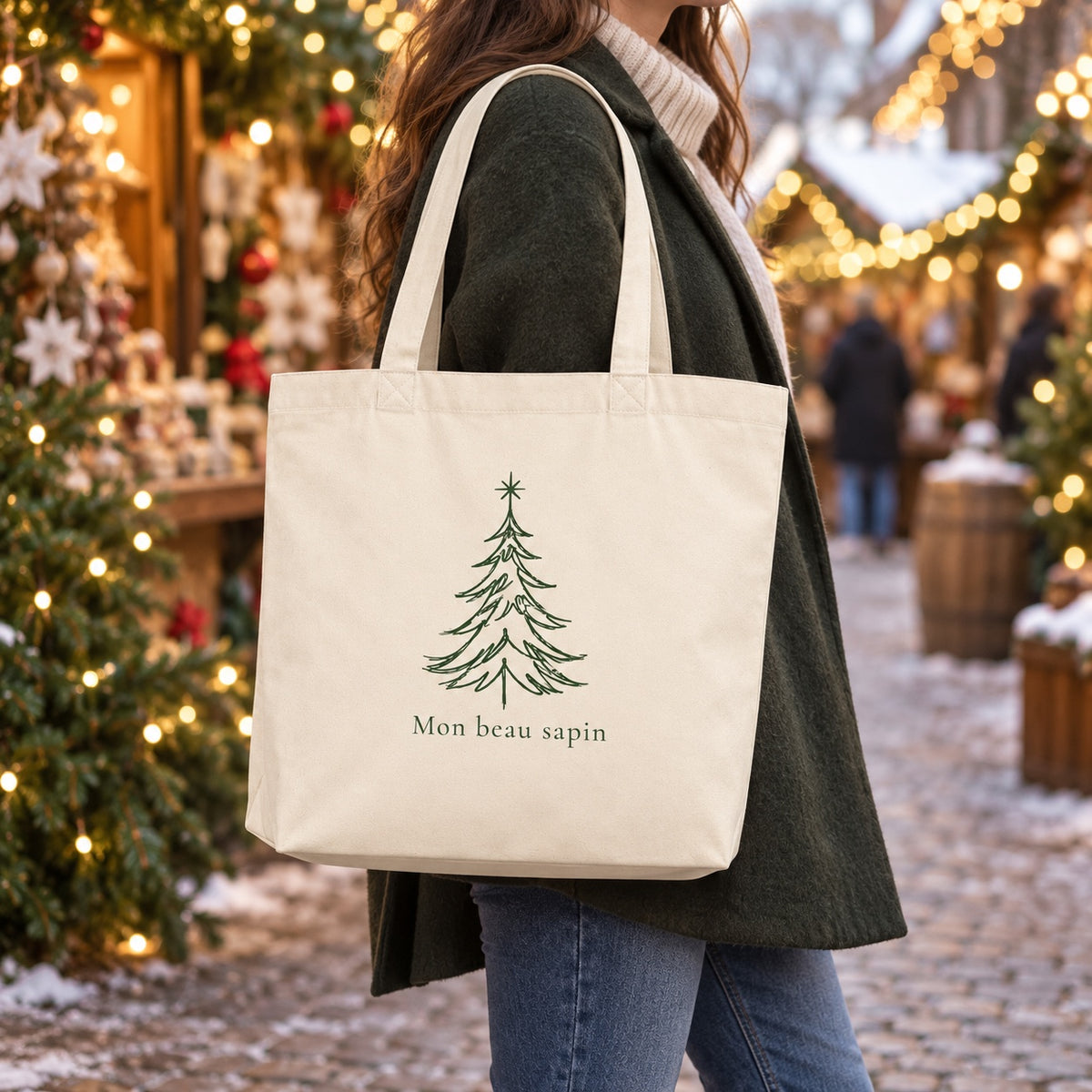 Tote bag de Noël « Mon beau sapin » Premium porté à l'épaule dans un marché de Noël