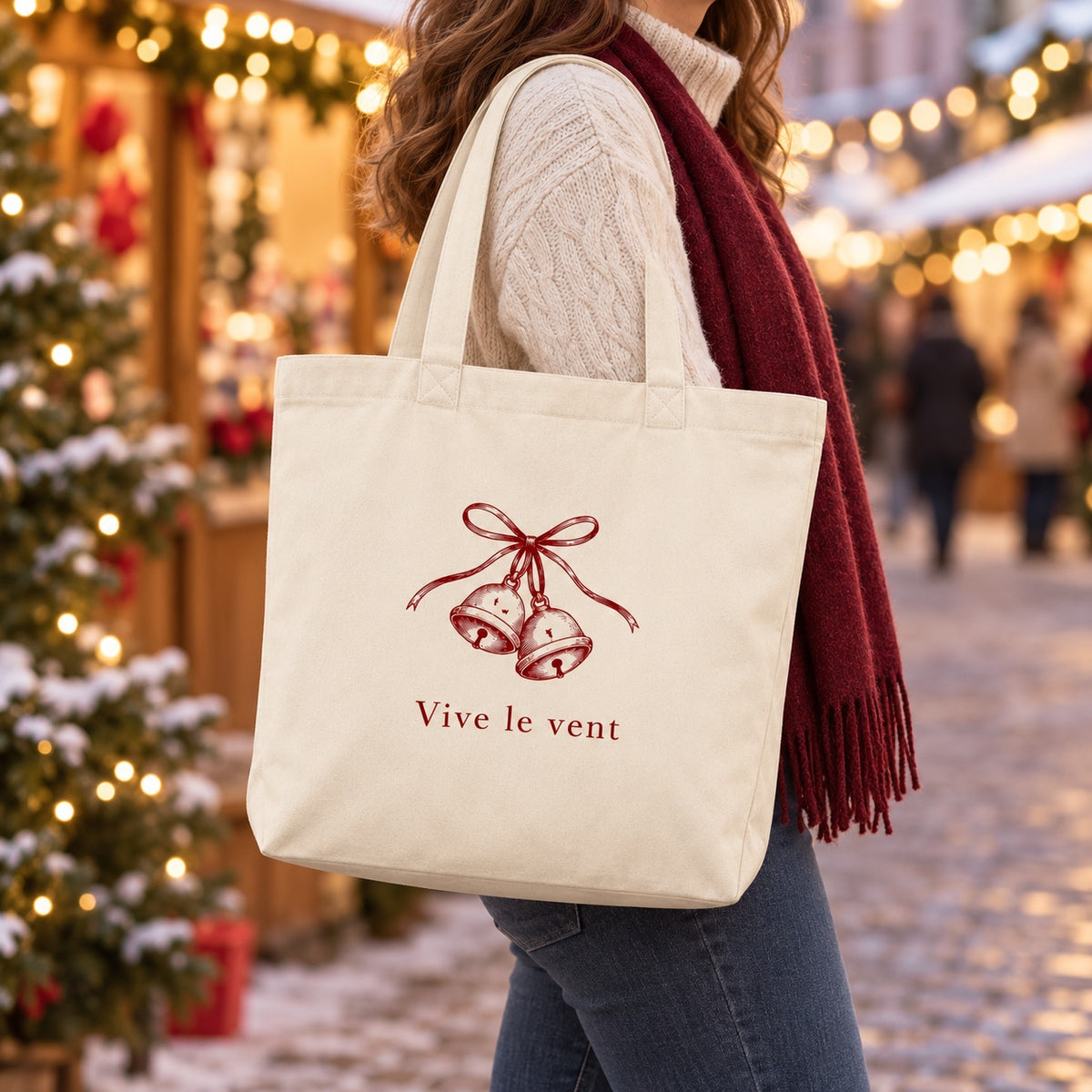 Tote bag de Noël « Vive le vent » Premium porté à l'épaule dans un marché de Noël