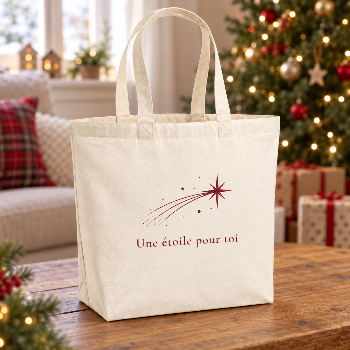 Tote bag de Noël « Une étoile pour toi » Premium posé sur une table de salon devant le sapin