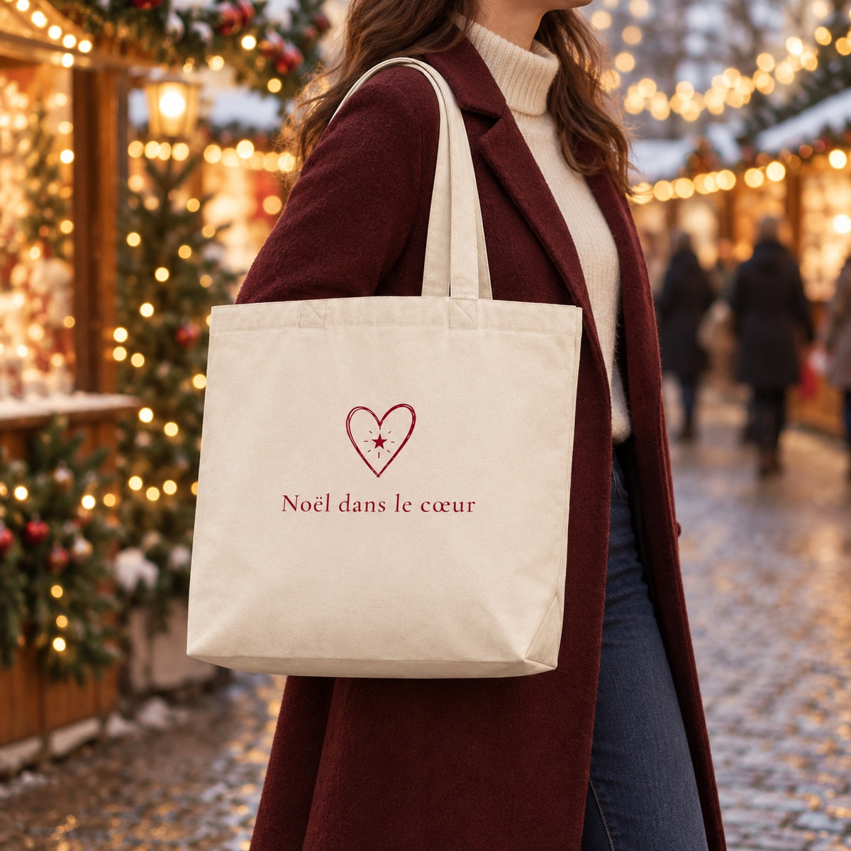 Tote bag de Noël « Noël dans le cœur » Premium porté à l'épaule dans un marché de Noël