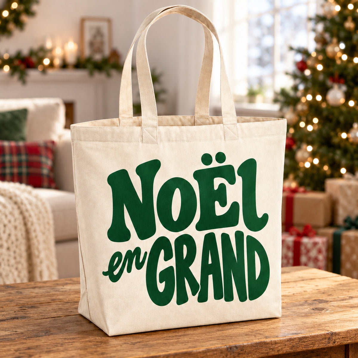 Tote bag de Noël « Noël en grand » Premium posé sur une table de salon devant le sapin