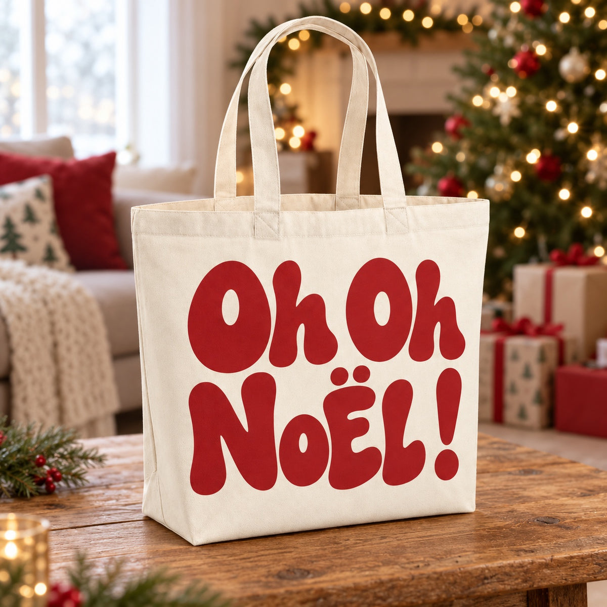 Tote bag de Noël « Oh oh Noël ! » Premium posé sur une table de salon devant le sapin