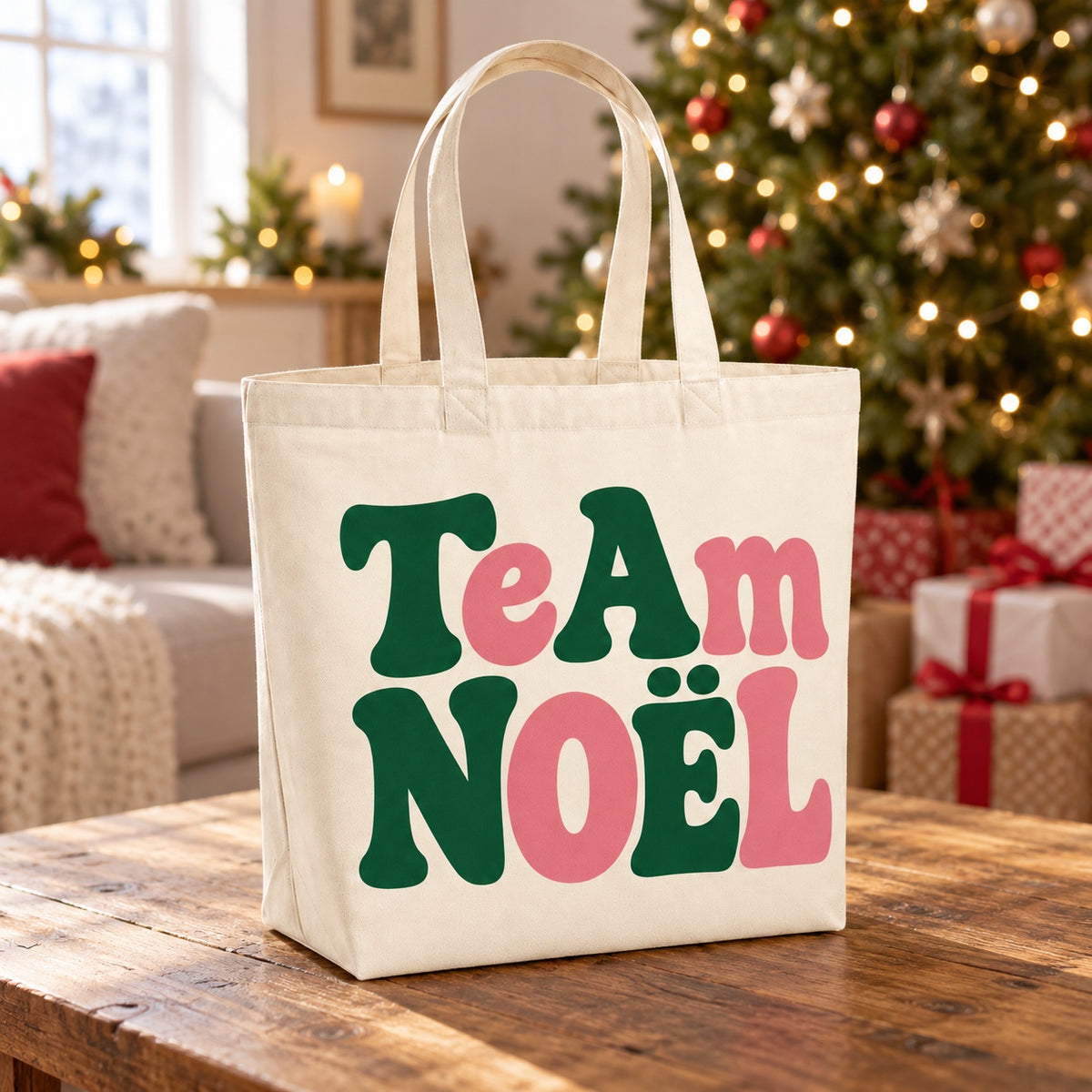 Tote bag de Noël « Team Noël » Premium posé sur une table de salon devant le sapin