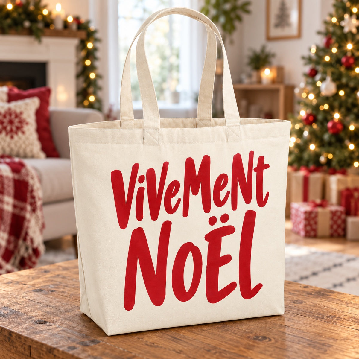 Tote bag de Noël « Vivement Noël » Premium posé sur une table de salon devant le sapin
