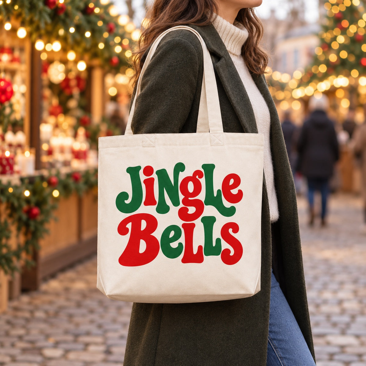 Tote bag de Noël « Jingle Bells » Premium porté à l'épaule dans un marché de Noël