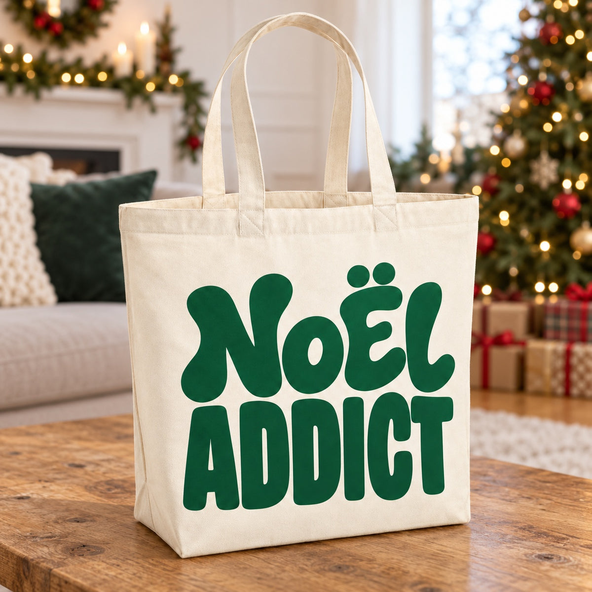 Tote bag de Noël « Noël addict » Premium posé sur une table de salon devant le sapin