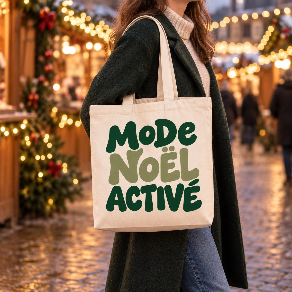 Tote bag de Noël « Mode Noël activé » Premium porté à l'épaule dans un marché de Noël
