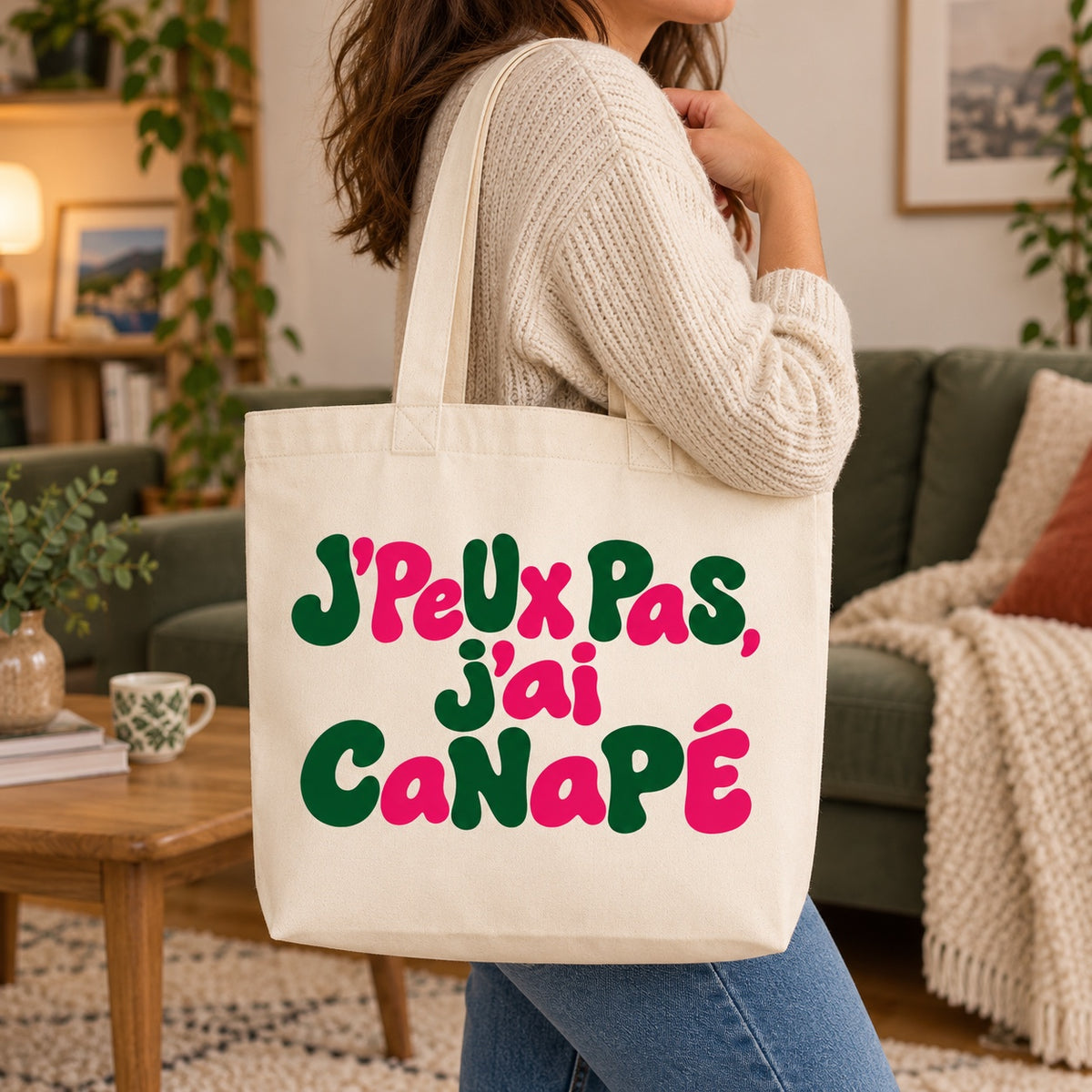 Tote bag « J'peux pas, j'ai canapé » Premium porté à l'épaule dans un salon cosy