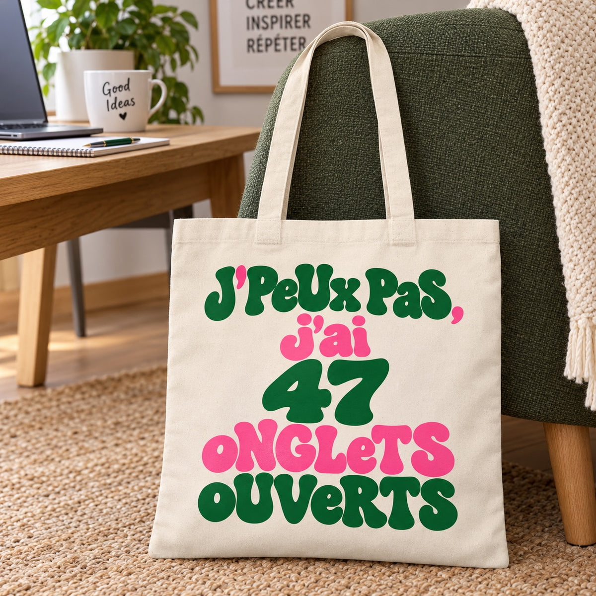 Tote bag « J'peux pas, j'ai 47 onglets ouverts » Essentiel appuyé contre un fauteuil vert