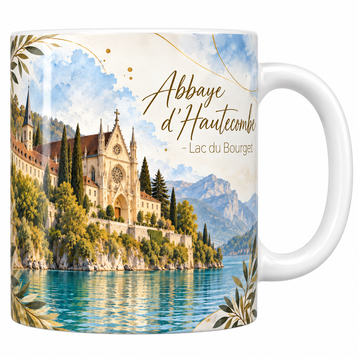 Mug céramique blanche 330 ml illustré de l'abbaye d'Hautecombe à l'aquarelle, sa façade néogothique et son clocher au bord du lac du Bourget, les cyprès de la falaise et l'eau turquoise, les montagnes au fond, des feuillages d'olivier et le titre Abbaye d'Hautecombe - Lac du Bourget en lettres dorées