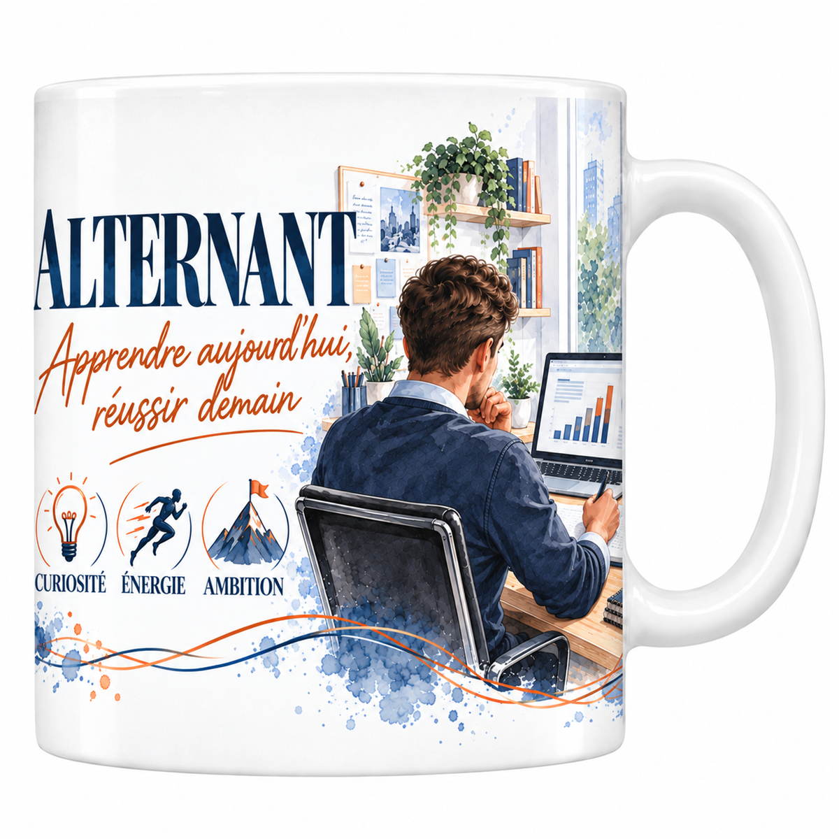 Mug alternant en céramique blanche 330 ml, aquarelle bleu marine et cuivre, le mot ALTERNANT en grand et la mention manuscrite Apprendre Aujourd'hui, Réussir Demain, un alternant assis de dos devant son ordinateur, trois valeurs curiosité, énergie, ambition
