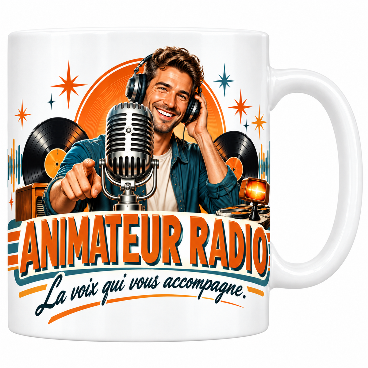 Mug animateur radio en céramique blanche 330 ml, le mot ANIMATEUR RADIO en grandes capitales orange sur une banderole crème, la devise manuscrite La voix qui vous accompagne, un animateur souriant au casque pointant du doigt derrière un micro à ruban, des disques vinyles et une onde sonore