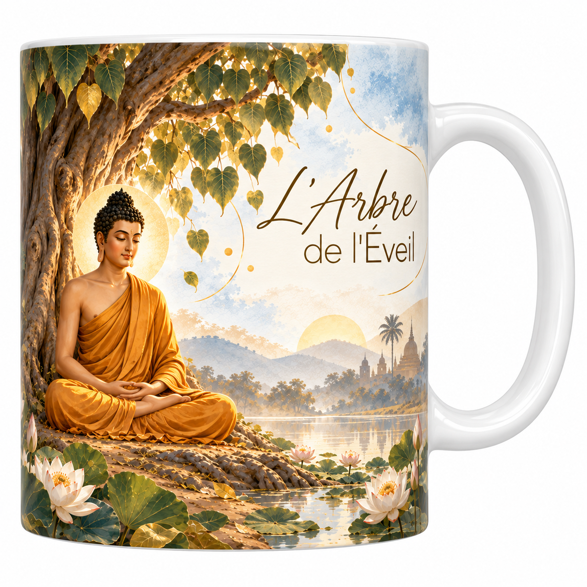 Mug céramique blanche 330 ml illustré de l'Arbre de l'Éveil à l'aquarelle, le Bouddha assis en méditation adossé au tronc noueux d'un grand figuier, un plan d'eau aux lotus devant lui, les collines et un stupa doré au loin, et le titre L'Arbre de l'Éveil en lettres dorées
